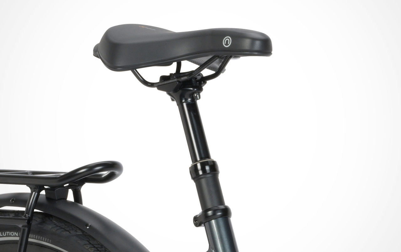 Suspension seat post with drop function